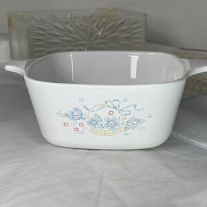 Vintage Corning Ware Country Cornflower casserole dish.